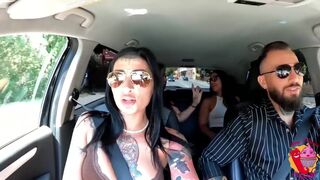 Sara Diamante, Matilde Torres in auto con Ladymuffin And Tommy A Canaglia sesso lesbian in strada - 4 image