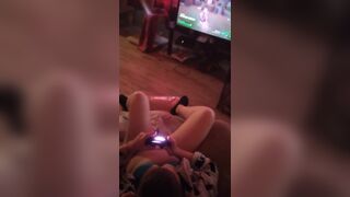 Caught gamer hotty in pants and brassiere playing Fortnite - 10 image