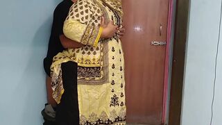 35 Year Old (Ayesha Bhabhi) bakaya paisa lene aye the, paise ke badle padose se kiya Choda Chudi, Hindi Audio - Pakistan - 7 image