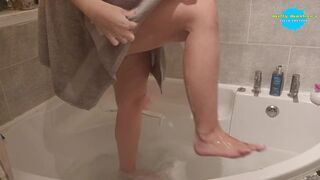 Cunt play in the bath, then watch Me get ready - 7 image