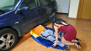 Lascivious wife receives inner cock juice flow from the mechanic - 11 image