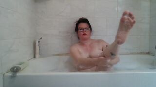 Cum play in the bathtub with me I won't tell Daddy - 2 image