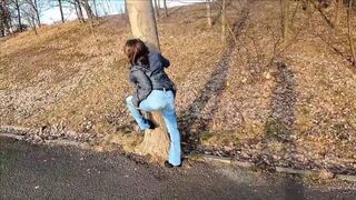 She pee through pants and flashing in a public park - 11 image
