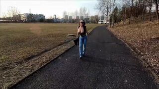 She pee through pants and flashing in a public park - 12 image