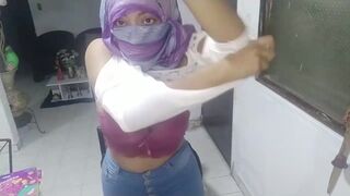 Hot MILF Sexy Amateur Arab Mature In Hijab Masturbates Creamy Pussy To Extreme Orgasm Porn Hijabi - 2 image