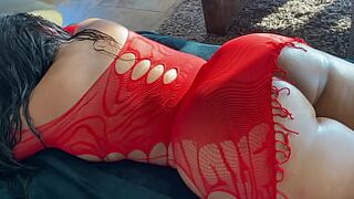 Madrastra se deja penetrar despues de masaje erotico de su hijastro - 1 image