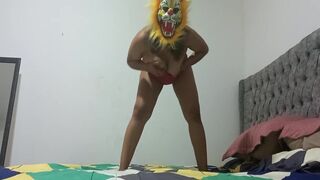 A BEAUTIFUL TIGRESS DOING AN EROTIC DANCE AND A RICH MASTURBATED FOR HER FANS