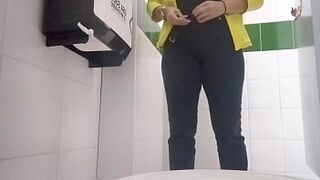 Camera in office bathroom records secretary pissing