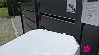 Pizza delivery man fuck milf in the pool while she was waiting for her husband. - 2 image