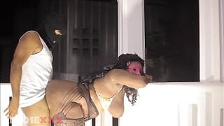 Fucking a huge booty outdoor in the night