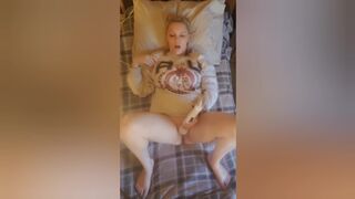 Vea Chevelle tries inflatable dildo