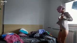 Voyeur - Amateur Milf Trys On Clothes At Home And Shows Saggy Tits And Hairy Pussy - 13 image