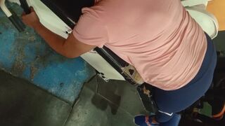 invite the big ass from the gym after her leg routine