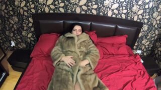 Preview-milfycalla- Cum Play While Wearing a Fur Coat and Pantyhose 197
