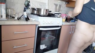 Sexy mom having breakfast in the bedroom, hairy, big, big ass. Sexy amateur wife fingers her until orgasm.