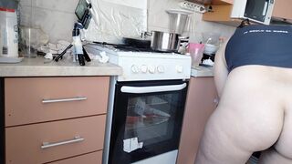 Sexy mom having breakfast in the bedroom, hairy, big, big ass. Sexy amateur wife fingers her until orgasm.