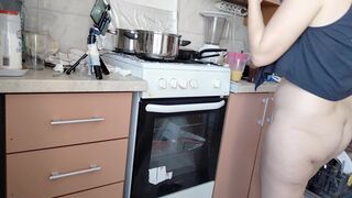 Sexy mom having breakfast in the bedroom, hairy, big, big ass. Sexy amateur wife fingers her until orgasm.