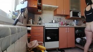 Sexy mom has breakfast in the bedroom, hairy, big, big ass. Sexy amateur wife fingers her to orgasm.