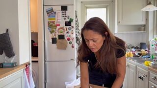 Watch Angelina Love get her pussy creampied in the kitchen by Willie Ropes - 1 image