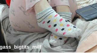 Watch bigass_bigtits_milf's steamy solo foot fetish video, featuring her sexy feet and milf body - 1 image