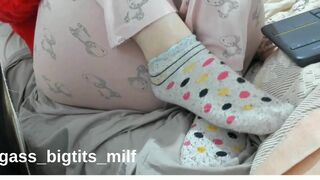 Watch bigass_bigtits_milf's steamy solo foot fetish video, featuring her sexy feet and milf body