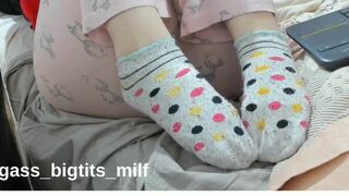 Watch bigass_bigtits_milf's steamy solo foot fetish video, featuring her sexy feet and milf body - 4 image