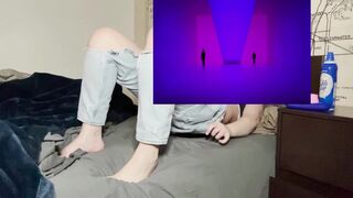 Watch Arabian Snowwhite moan in pleasure as she pumps her tight pussy in ripped jeans and rides a dildo like a slutty total slut! - 1 image