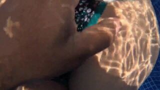 Sorprende MILF Dweybigass & Alevalsex get down and dirty in a wild pool party - 6 image
