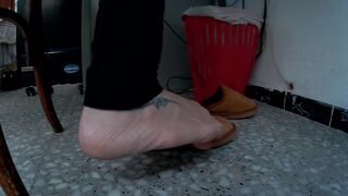 Look at my Hot Feet during the time that i'm Sitting!! Have A Fun It!! - 3 image